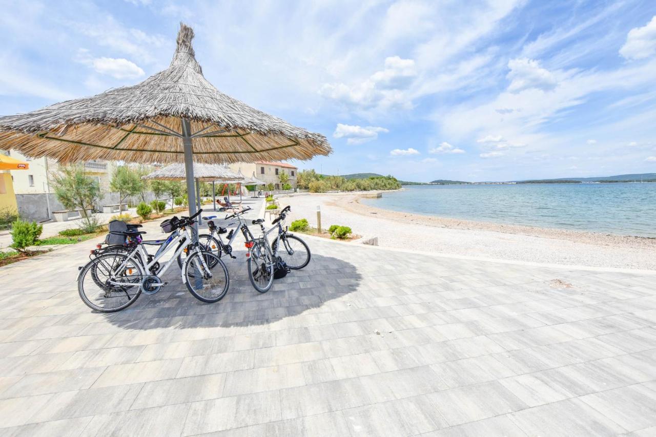 Apartment L And S On The Beach Ugrinici Εξωτερικό φωτογραφία